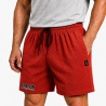 Červené šortky TITANUS T1 s logem značky přinášejí výrazný sportovní vzhled a pohodlný materiál pro fitness i volný čas.