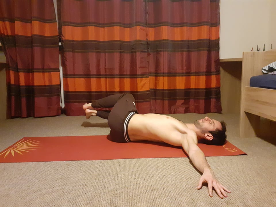 Cviky na břicho – pokládání nohou na bok